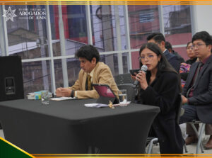 Estudiante exponiendo sus argumentos durante la primera ronda.