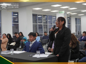 Participante respondiendo con solidez en el turno de réplica.