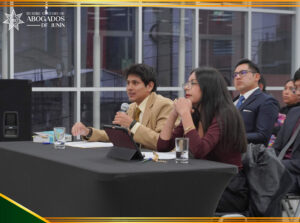 Debate entre estudiantes de diferentes universidades defendiendo sus posturas.