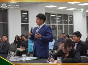 Jóvenes universitarios desarrollando sus intervenciones con gran nivel académico.