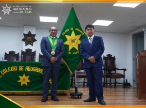 Calderón Bendezú Piero, segundo puesto, acompañado por el Decano del ICAJ en un reconocimiento al esfuerzo y desempeño académico.