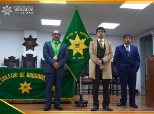 Jáuregui Laura Franz David, tercer puesto, junto al Decano, consolidando la importancia del debate jurídico en la formación de futuros profesionales.