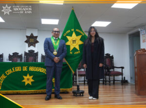Pio Povis Nicol Cristina, cuarto puesto, junto al Decano del ICAJ, reafirmando el respaldo y acompañamiento a los estudiantes de Derecho.