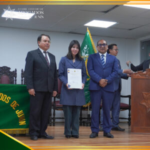 Entrega oficial de diploma por parte de las autoridades del ICAJ.