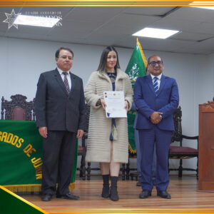 Participante recibe diploma en un acto de clausura solemne.