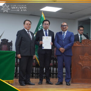 Diploma recibido como fruto de esfuerzo y dedicación.