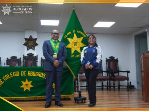 Camposano Guevara Emely Jazmín, primer puesto del debate, junto al Decano del ICAJ, reafirmando el respaldo institucional a la nueva generación de abogados.