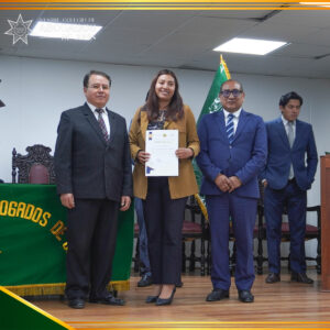 Profesional recibe diploma en la clausura del Diplomado en Derecho Constitucional y Procesal Constitucional.