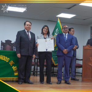 Distinción a los egresados por su compromiso con la formación continua.