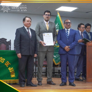 Entrega de distinción al culminar con éxito el programa especializado.