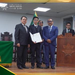 Profesionales celebran la culminación del Diplomado junto a las autoridades.