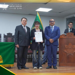 Diploma entregado como símbolo del esfuerzo y compromiso académico.