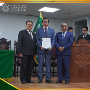 Participante recibe diploma en la ceremonia de clausura.