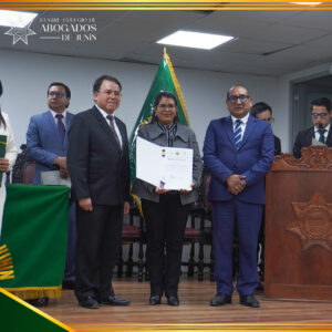 Reconocimiento a los egresados por su formación en Derecho Constitucional.