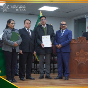 Autoridades del ICAJ y docentes entregan diplomas a los participantes.